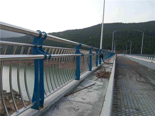 乌鲁木齐不锈钢桥梁护栏的特点及其在桥梁安全中的重要作用