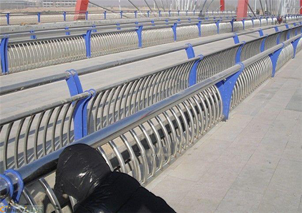 乌鲁木齐不锈钢复合管护栏一种安全而耐用的防护解决方案
