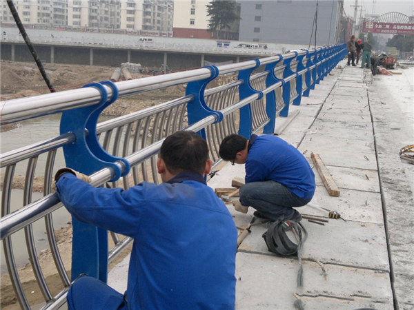 乌鲁木齐不锈钢河道护栏的特性及其在城市景观中的应用